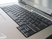Das Tippgefühl fällt hingegen durchgehend positiv aus. Charakteristisch für Dell sind vor allem die Touchpadtasten mit langem Hubweg. Das Tippgefühl fällt hingegen durchgehend positiv aus. Charakteristisch für Dell sind vor allem die Touchpadtasten mit langem Hubweg.