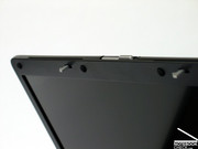 Das Desktop Replacement Notebook verfügt über einen Doppelhaken Verschluss zur Sicherung des Displays beim Transport. Das Desktop Replacement Notebook verfügt über einen Doppelhaken Verschluss zur Sicherung des Displays beim Transport.