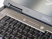 Einziger Kritikpunkt abgesehen von den Gehäuseabmessungen ist das Dell typische, nicht absolut fest sitzende Gehäusebauteil oberhalb der Tastatur. Einziger Kritikpunkt abgesehen von den Gehäuseabmessungen ist das Dell typische, nicht absolut fest sitzende Gehäusebauteil oberhalb der Tastatur.