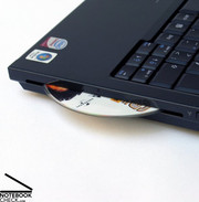 Das Slot-In DVD Laufwerk trägt sowohl zur Robustheit als auch zur Gestaltung des Notebooks bei. Das Slot-In DVD Laufwerk trägt sowohl zur Robustheit als auch zur Gestaltung des Notebooks bei.
