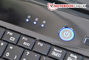 Der Startknopf und die Tastatur-LEDs sind blau beleuchtet ... Der Startknopf und die Tastatur-LEDs sind blau beleuchtet ...
