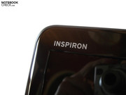 Auf dem Displayrahmen prangt ein Inspiron-Schriftzug. Auf dem Displayrahmen prangt ein Inspiron-Schriftzug.