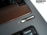 Auch die Akkuabdeckung wartet mit mit der einzigartigen Struktur auf