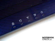 Zahlreiche Statuslämpchen sind unter dem Touchpad angebracht.