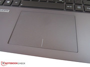 Das glatte Touchpad ist großzügig dimensioniert.