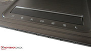 Unter dem Touchpad sitzen zahlreiche Statuslämpchen. Unter dem Touchpad sitzen zahlreiche Statuslämpchen.