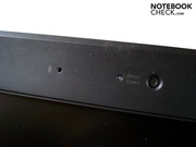 Mikrofon und 1.3 Megapixel Webcam sitzen auf dem Displayrahmen.