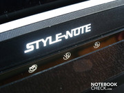 Der "Style-Note"-Schriftzug ist beleuchtet, ebenso wie drei Quickstart-Buttons, unter anderem zum Start des Webbrowsers