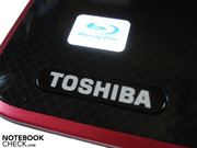 Toshiba-Schriftzug und BluRay-Logo auf der Handballenauflage Toshiba-Schriftzug und BluRay-Logo auf der Handballenauflage