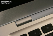 Das spezielle Scharnier beschränkt - Apple typisch - den maximalen Öffnungswinkel. Das spezielle Scharnier beschränkt - Apple typisch - den maximalen Öffnungswinkel.