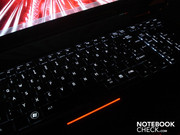Die weiße Beleuchtung sorgt für eine schöne Stimmung und wird nur bei Benutzung der Tastatur aktiv Die weiße Beleuchtung sorgt für eine schöne Stimmung und wird nur bei Benutzung der Tastatur aktiv