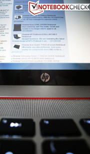 Einer roter Streifen hebt den vertieften Tastaturbereich hervor.