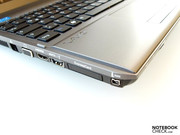 LAN, HDMI, VGA und eSATA/USB-2.0 mittig an der linken Seite LAN, HDMI, VGA und eSATA/USB-2.0 mittig an der linken Seite