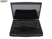 Über dem Display hat Alienware zwei Mikrofone und eine Webcam positioniert. Über dem Display hat Alienware zwei Mikrofone und eine Webcam positioniert.