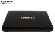 Ein großflächiger Toshiba-Schriftzug ziert den Notebookdeckel.