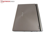 Ohne Akku ist das Notebook nur rund drei Zentimeter hoch. Ohne Akku ist das Notebook nur rund drei Zentimeter hoch.