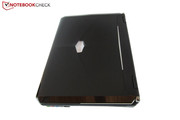 Hinten ist das Notebook knapp sechs Zentimeter hoch. Hinten ist das Notebook knapp sechs Zentimeter hoch.