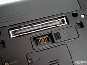 Die Anschlussausstattung am Gerät beschränkt sich zwar nur auf das nötigste, dank Docking-Port kann der Laptop aber erweitert werden. Die Anschlussausstattung am Gerät beschränkt sich zwar nur auf das nötigste, dank Docking-Port kann der Laptop aber erweitert werden.