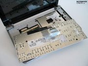 Zugang zu den verbauten Hardwarekomponenten bekommt man durch das Entfernen der Tastatur.