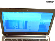 Das 13.3-Zoll Display spiegelt auch in Innenräumen stark.