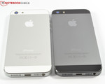 Unser Testgerät in Space Grey neben dem iPhone 5 in weiß-silber