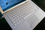 Das spiegelnde Display ist keine Stärke des MacBooks.