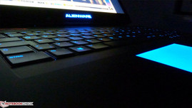 Die hochwertige Tastatur leuchtet auf Wunsch in vier Zonen