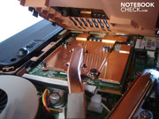 Das Mainboard verfügt über eine ausgefeilte Kühlkonstruktion. Trotzdem werden viel zu hohe Temperaturen erreicht Das Mainboard verfügt über eine ausgefeilte Kühlkonstruktion. Trotzdem werden viel zu hohe Temperaturen erreicht