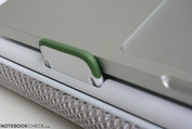 Die ausklappbaren gummierten Stopper verhindern das Vorrutschen des Laptops.