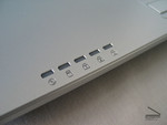 Die LEDs an der Vorderseite geben Auskunft über den Zustand von WLAN, HDD u.s.w. Die LEDs an der Vorderseite geben Auskunft über den Zustand von WLAN, HDD u.s.w.