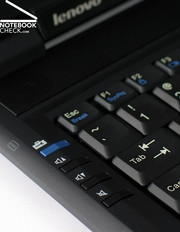 Die Zusatztasten zur Lautstärkeregelung und zum Aufrufen der Lenovo Care Tools findet man am linken Tastaturrand.