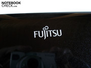 Kleiner Fujitsu-Schriftzug auf dem Notebookdeckel.