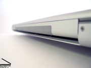 Das gelungene Lüfterkonzept saugt Frischluft über die Tastatur an, und gibt die Abluft über die Rückseite wieder aus. Das gelungene Lüfterkonzept saugt Frischluft über die Tastatur an, und gibt die Abluft über die Rückseite wieder aus.