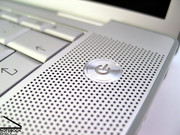 ...sowie einen Helligkeitssensor für die Displayhelligkeit und die Tastaturbeleuchtung. ...sowie einen Helligkeitssensor für die Displayhelligkeit und die Tastaturbeleuchtung.