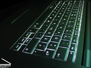 Tolles Feature: Helligkeitssensor aktiviert Tastaturhinterleuchtung. Tolles Feature: Helligkeitssensor aktiviert Tastaturhinterleuchtung.
