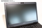 Das matte Display ist ausreichend hell, jedoch sind die Blickwinkel und Kontraste nicht sonderlich.