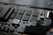 Zu erkennen etwa die fest auf der Hauptplatine verlöteten Speicherchips,... Zu erkennen etwa die fest auf der Hauptplatine verlöteten Speicherchips,...