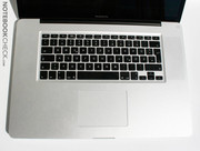 Die Interaktionselemente bleiben auch unter Last kühl. Die Unterseite und der Streifen oberhalb der Tastatur erhitzen sich jedoch stark.