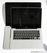 Im Vergleich zum 13" MacBook fällt der Größenunterschied auf.