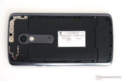 Die Rückseite ist abnehmbar (für einen Covertausch), der große Akku ist jedoch fest verschraubt.