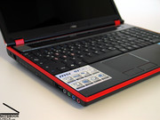 MSI löst dies in Form einer recht dezenten roten Leiste die rund um die Baseunit läuft und durchaus eine gewisse Dynamik vermittelt.
