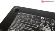 Das mitgelieferte 120-Watt-Netzteil ist nicht gerade zierlich. Das mitgelieferte 120-Watt-Netzteil ist nicht gerade zierlich.
