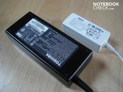 Im Vergleich zu Gaming-Notebooks (Toshiba Qosmio X500 links) ist das Netzteil des T91 MT (rechts) geradezu winzig