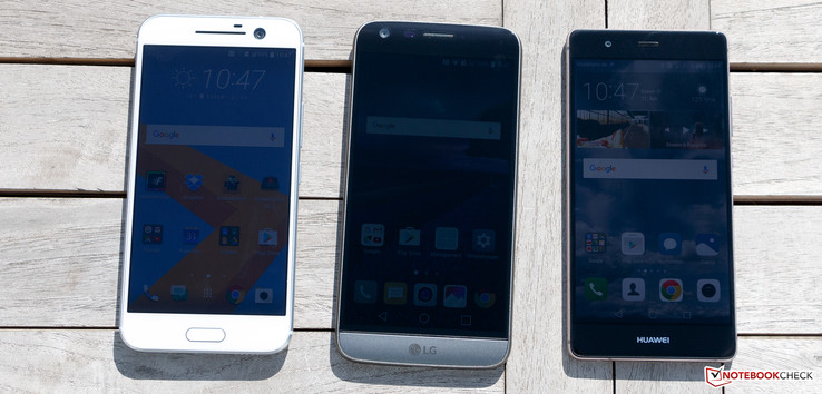 Von links: HTC 10, LG G5, Huawei P9 (alle mit aktiviertem Umgebungslichtsensor)