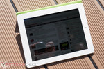 das neue iPad im Außeneinsatz bei strahlendem Sonnenschein das neue iPad im Außeneinsatz bei strahlendem Sonnenschein