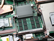Das Testgerät war außerdem mit zwei RAM Modulen PC6400/800MHz zu je 1024MB ausgestattet. Das Testgerät war außerdem mit zwei RAM Modulen PC6400/800MHz zu je 1024MB ausgestattet.