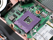 Nachdem man die Fixierschraube der CPU gelöst hat, kann diese vom Mainboard abgehoben werden. Nachdem man die Fixierschraube der CPU gelöst hat, kann diese vom Mainboard abgehoben werden.