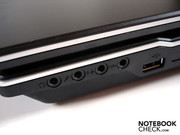 Gleich vier Soundanschlüsse und ein USB 2.0-Port sind ebenfalls auf der rechten Seite zu finden Gleich vier Soundanschlüsse und ein USB 2.0-Port sind ebenfalls auf der rechten Seite zu finden