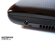 Der Eingang zur Stromversorgung eröffnet die linke Seite