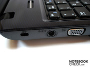 Ein Kensington Lock, DC-in und VGA bereichern die linke Seite.
